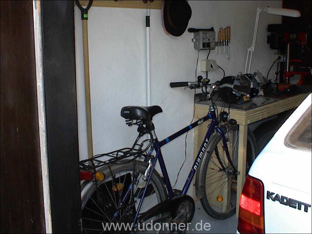 17_fahrrad an der tankstelle